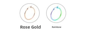 Detailansicht großer Creolen aus Edelstahl in Roségold und schillerndem Regenbogen