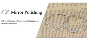 Détail de boucles d'oreilles créoles en métal argenté avec finition polie miroir