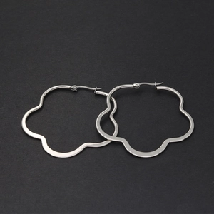 Créoles argentées à bords ondulés en acier titane avec un design de mode minimaliste