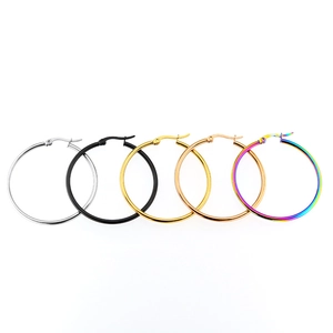 Fünfteiliges Edelstahl-Creolen-Set in Silber, Gold, Schwarz, Roségold und Regenbogenfarben