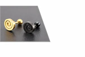 Dettaglio di orecchini a spirale in acciaio al titanio con placcatura sottovuoto oro e nero