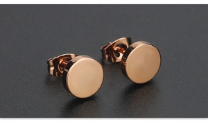 Detailopname van minimalistische roségouden schijf oorbellen met gepolijste spiegelafwerking