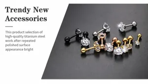 Détail de boucles d'oreilles en zircone avec griffes en finitions argent, or et rose