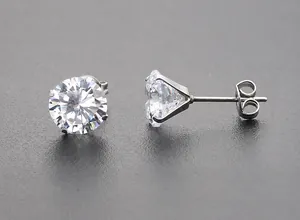 Vue macro de boucles d'oreilles en zircone AAA avec monture à quatre griffes en acier