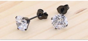 Macro de boucles d'oreilles noires à 4 griffes avec pierres de zircone rondes AAA claires