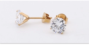Détail de boucles d'oreilles dorées à quatre griffes avec zircons AAA ronds et clairs