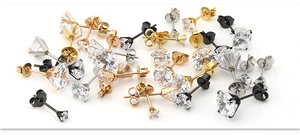 Vue macro de plusieurs clous d'oreilles en acier inoxydable avec zircons AAA en quatre tons