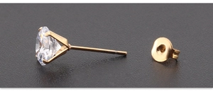 Vue latérale détaillée d'un clou d'oreille doré à quatre griffes avec zircon blanc et fermoir papillon