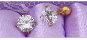 Détails macro de boucles d'oreilles AAA zircon rondes avec griffes dorées et fermoir à vis
