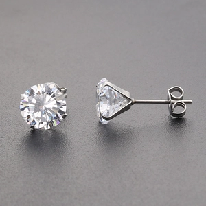 Boucles d'oreilles en acier inoxydable à quatre griffes avec zircon blanc AAA étincelant