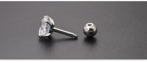 Détail de puce d'oreille en zircone ronde avec fermoir à vis et base en acier argenté