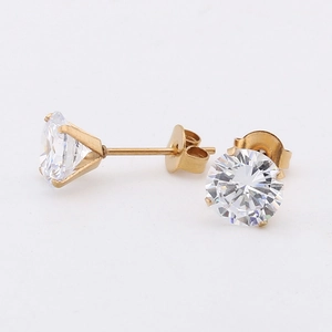 Boucles d'oreilles clous classiques en acier doré avec zircon blanc AAA et serti 4 griffes