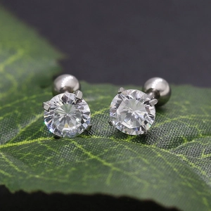 Boucles d'oreilles minimalistes en acier inoxydable avec zircon AAA et griffes