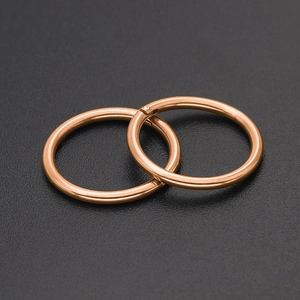 Paire de créoles en acier titane poli or rose avec fermeture à clic sécurisée