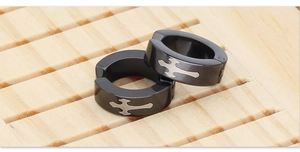 Macro di clip per orecchie in acciaio inossidabile nero con motivo a croce argento
