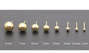 Detaillierter Größenvergleich der goldenen Titanstahl-Ohrstecker von 2mm bis 8mm Durchmesser