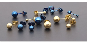 Makro-Detail von Titanstahl Kugelohrringen in Gold und Blau mit Metallic-Finish
