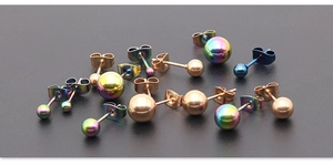 Detail von Kugel-Ohrsteckern aus Titanstahl in Regenbogenfarben, Roségold und dunklem Blau