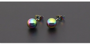 Nahaufnahme von regenbogenfarbenen Titan-Kugelohrsteckern mit Schmetterlingsverschluss