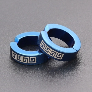Orecchini a clip da uomo in acciaio blu con motivo greco inciso in stile punk hip hop