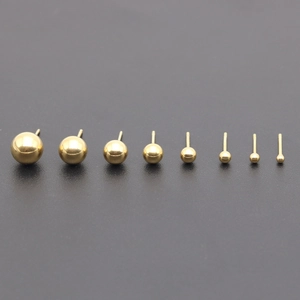 Minimalistisches Set aus acht goldfarbenen Titanstahl-Kugelohrsteckern in verschiedenen Größen