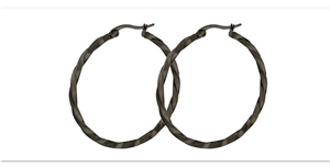 Dettaglio di orecchini a cerchio neri intrecciati con texture a spirale e finitura opaca
