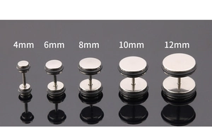 Maatvergelijking van zilveren stalen halter oorbellen met zwarte O-ringen van 4 mm tot 12 mm
