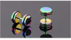 Macro-opname van regenboogkleurige titanium oorknopjes met zwarte O-ringen en spiegelbeeld