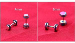 Macrodetail van 4 mm zilveren en 6 mm regenboog titaniumstalen halter oorknopjes