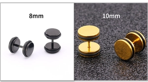 Macro-opname van 8mm en 10mm roestvrijstalen halteroorbellen in het zwart en goud