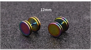 Detail van 12mm regenboog titanium stalen halter oorbellen met zwarte rubberen ringen