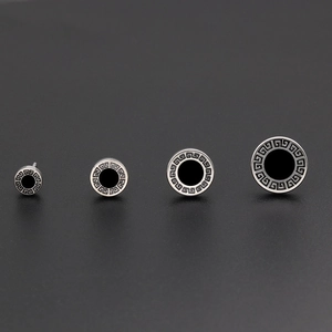 Set titanium stalen oorknopjes met zwart midden en klassiek Grieks meanderpatroon motief