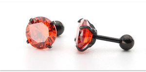 Detail van rode 7mm zirkoon oorknopjes met zwarte vierklauwszetting en schroefsluiting