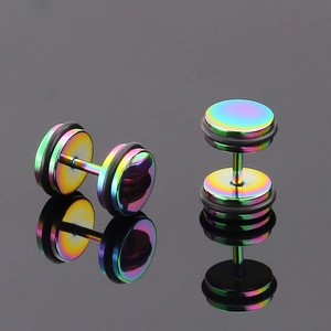 Regenboog titanium stalen oorknopjes met zwarte rubberen ringen in moderne punkstijl
