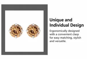 Dettaglio ravvicinato di orecchini a lobo con zircone marrone dorato da 4mm e montatura a griffes