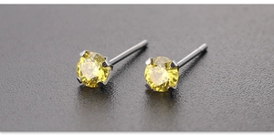 Dettaglio ravvicinato di orecchini a lobo con zircone giallo 3mm e montatura a quattro griffe