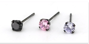 Dettaglio di orecchini a lobo in zircone AAA da 4mm in nero, rosa e lilla con incastro a 4 griffe