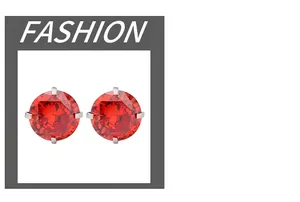 Detail van rode AAA zirkonia oorknopjes met een klassieke vier-klauwzetting in zilveren kleur