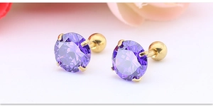 Detail van 7mm paarse AAA zirkoon oorbellen met gouden vier-klauw zetting en een handige schroefsluiting