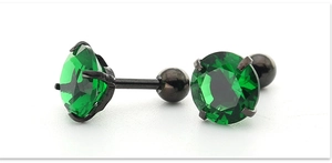 Detailoverzicht van 7mm groene zirkonia oorknopjes met zwart schroefsysteem