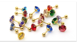Macro-opname van 7mm regenboog zirkonia oorknopjes met gouden schroefsluiting