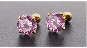 Macro-opname van 7mm roze zirkonia oorknopjes met gouden afwerking en kogelschroefsluiting