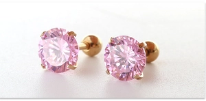 Gedetailleerde opname van 7mm roze zirkonia oorknopjes in roségouden vierklauwzetting