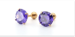 Detailopname van 7mm paarse AAA-zirkonia oorbellen met vergulde 4-klauw zetting en knop