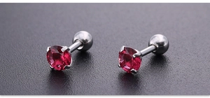 Detalle de piedras de circonita roja engastadas en cuatro garras sobre pendientes de acero