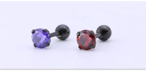 Detalle macro de pendientes de circonita púrpura y roja con engaste de garras en acero negro