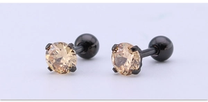 Primer plano de pendientes de titanio negro con circonita champán de 5mm y engaste de cuatro garras