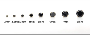 Maatvergelijking van 2mm tot 8mm zwarte zirkoon oorknopjes met vergulde vier-klauwzetting