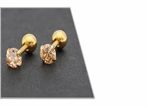 Detailansicht der 4mm Champagner-Zirkon-Ohrstecker mit goldener Vakuumbeschichtung