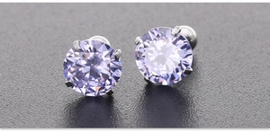 Detail van paarse 6mm AAA zirkonia oorbellen met schroefsluiting van roestvrij staal